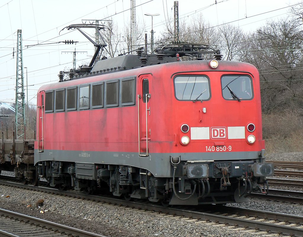 140 850-9 mit Flachwagenzug in K�ln West am 18.3.2010