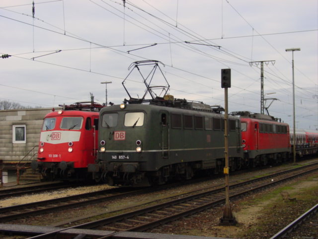 140 857+140 xxx und 113 308 in Augsburg HBF(17.12.2002)