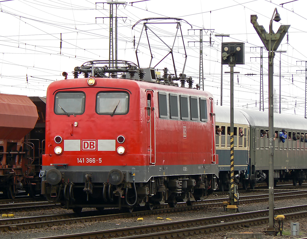 141 366-5 bei der Lokparade in Koblenz-L�tzel am 03.04.2010