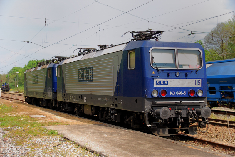 143 068-5 + 143 191-5, RBH, aufgenommen am 02.05.11, abgestellt in Neuoffingen.