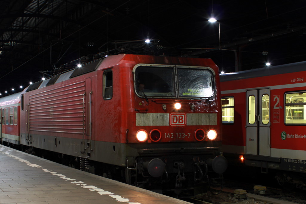 143 133-7 ist vor kurzem aus Richtung Koblenz in Wiesbaden Hbf angekommen, Am 11.12 dem Tag des Endes f�r 143 und die Silberlingen