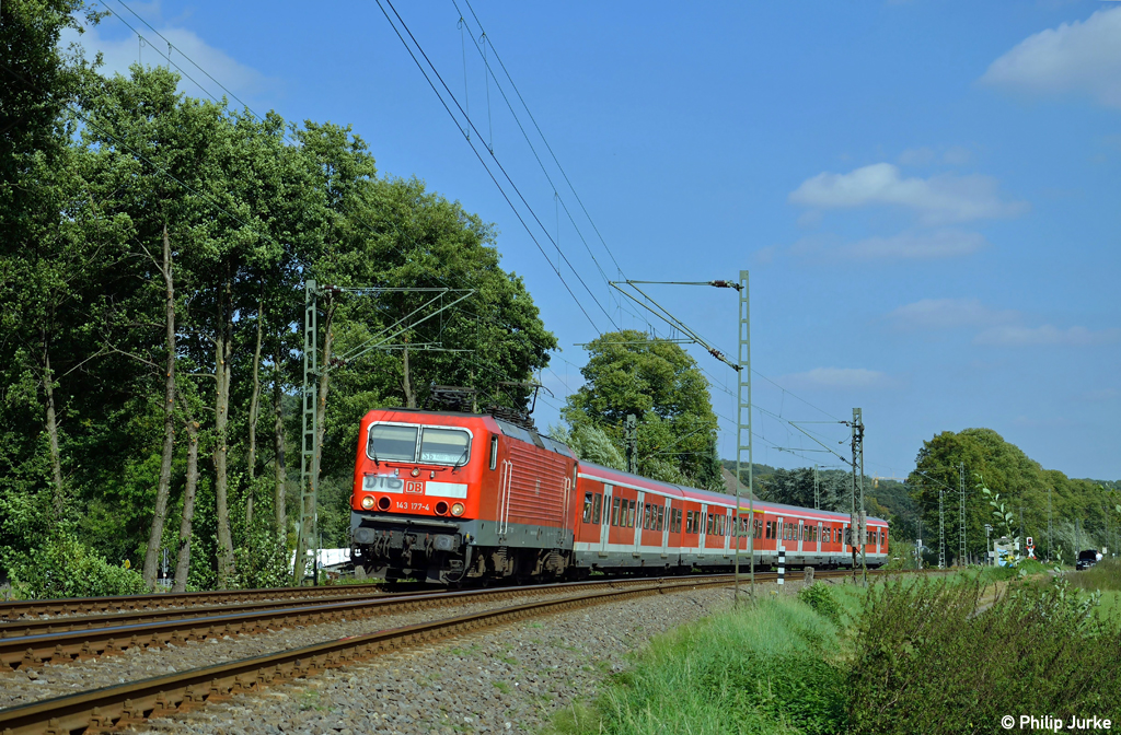 143 177-4 zieht die S6 nach K�ln-Nippes am 16.09.2012 durch einen kleinen Einschnitt zwischen Essen-Werden und Essen-Kettwig.