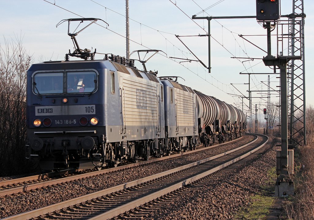 143 186-5 und Schwestermaschine der RBH mit Kesselzug in Porz Wahn am 09.02.2011