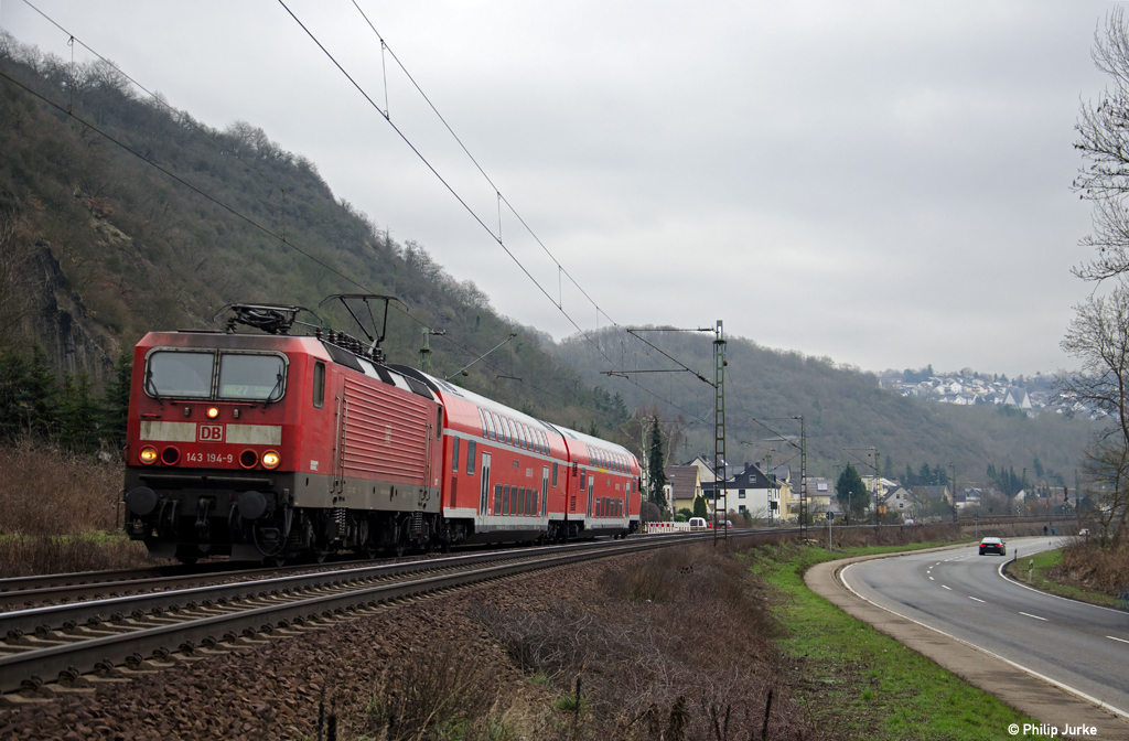143 194-9 mit der RB 12572 von Koblenz nach K�ln am 17.03.2013 bei Erpel(Rhein).
