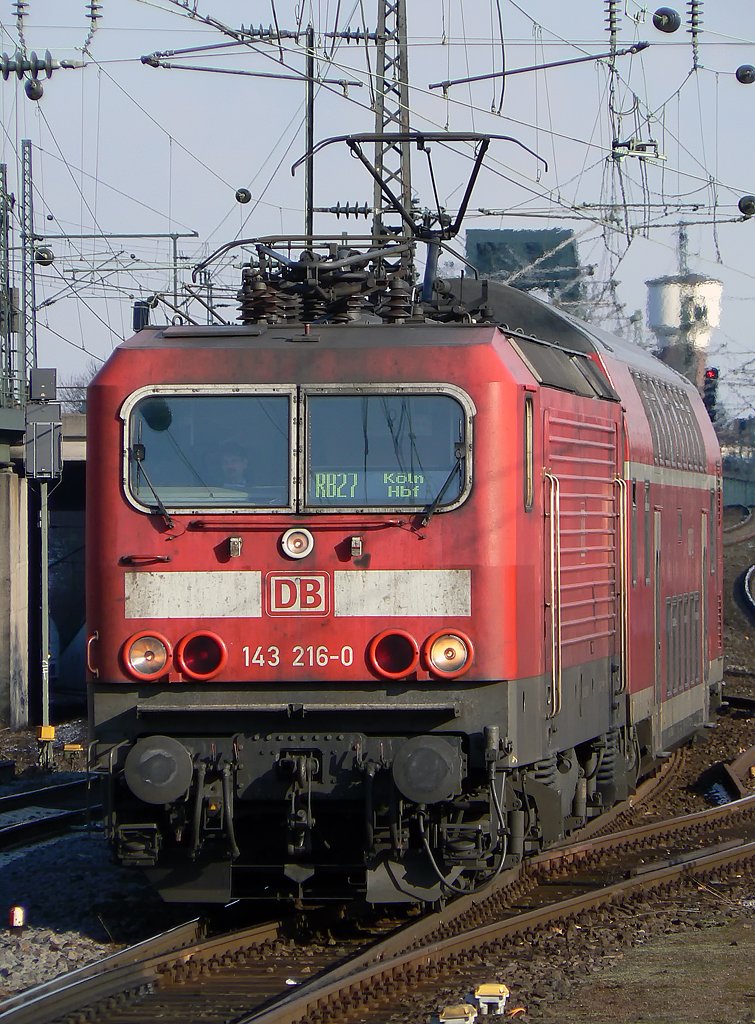 143 216-0 kommt ihrem RB27 in Deutz an , am 6.3.2010