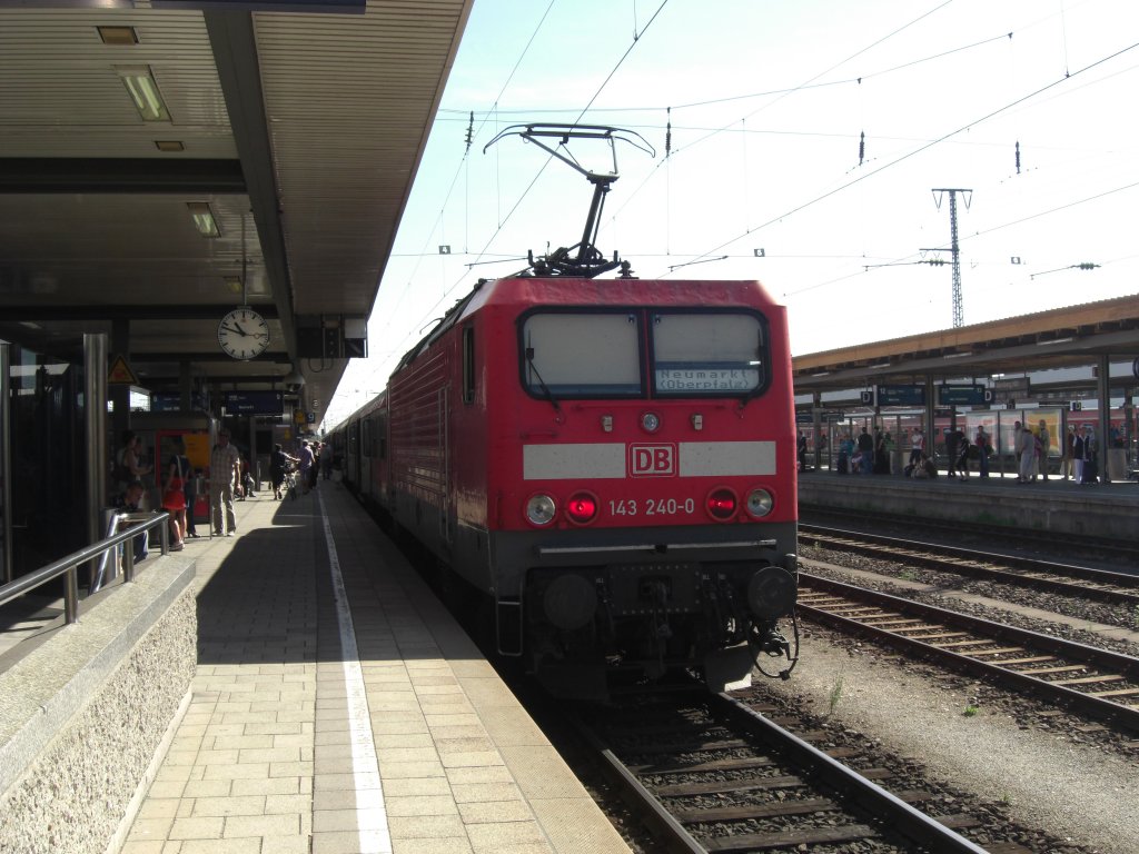 143 240-0 kam soeben aus  Neumarkt/Oberpfalz  im N�rnberger Hauptbahnhof  an. Aufgenommen am 21. August 2010.