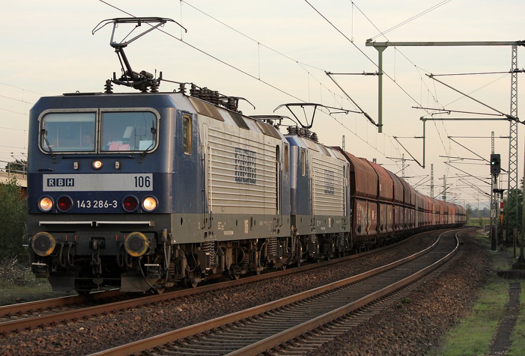 143 286-3 mit 143 xxx-x der RBH mit Kohlezug in Porz Wahn am 23.09.2011