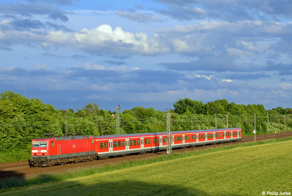143 330-9 mit der S6 von K�ln nach Essen am Abend des 15.06.2013 in Langenfeld.