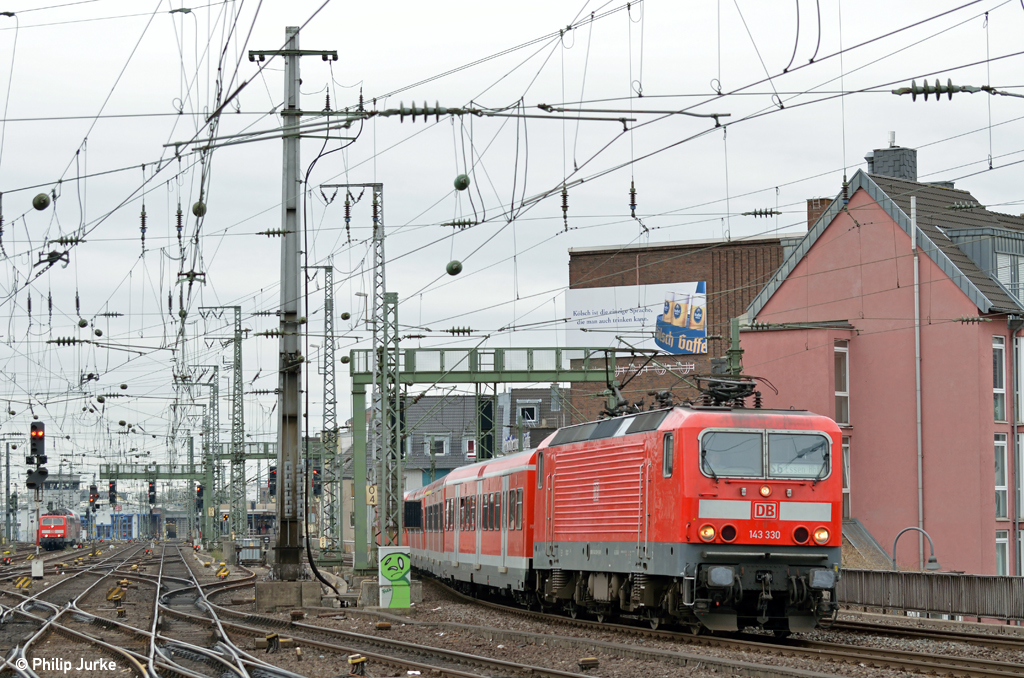 143 330-9 mit der S6 von K�ln-Nippes nach Essen am 14.04.2013 bei der Einfahrt in den K�lner Hbf.