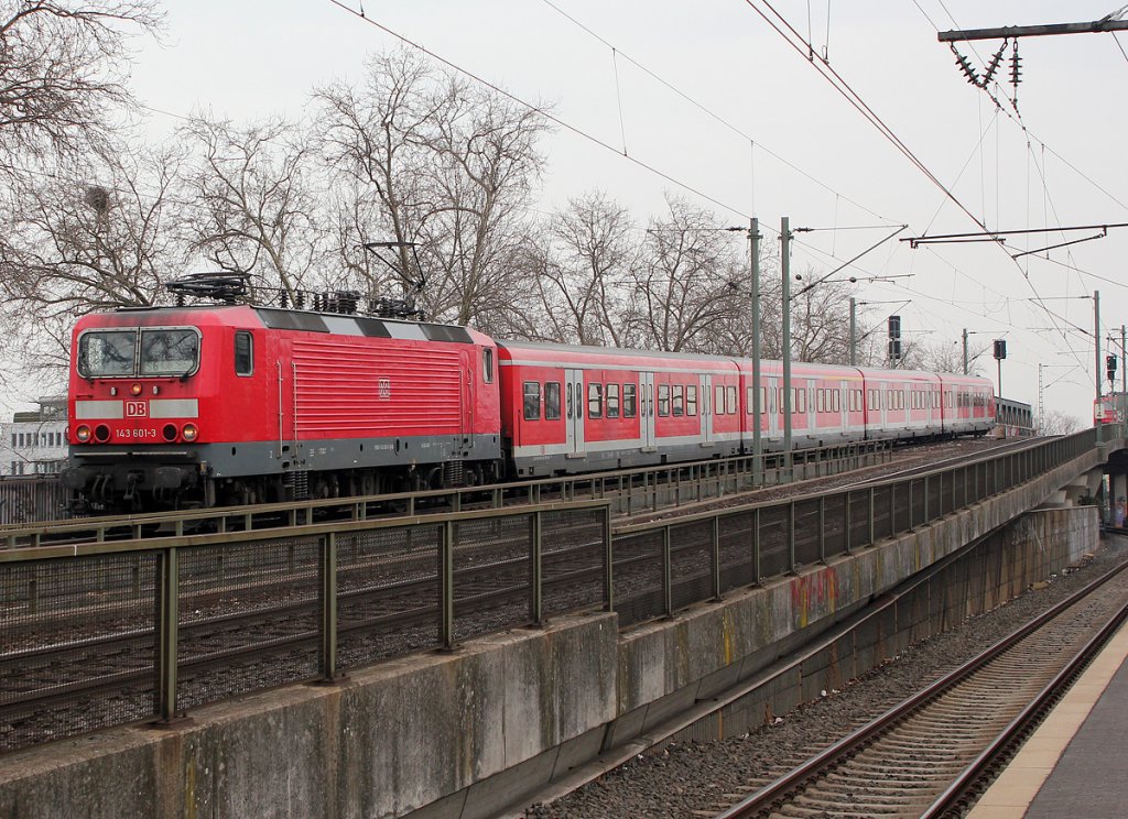 143 601-3 auf der S6 nach K�ln Hansaring in K�ln Messe/Deutz am 03.04.2013