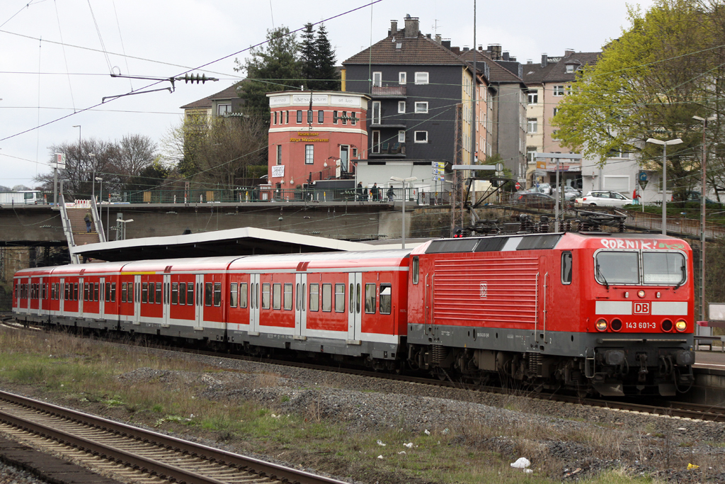143 601-3 beim Halt in Wuppertal Steinbeck am 11.04.10