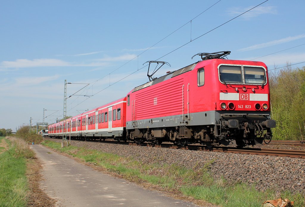 143 823 auf der S6 nach K�ln Nippes in K�ln Stammheim am 24.04.2013