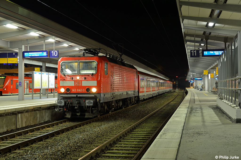 143 842-3 mit der S6 von K�ln-Nippes am 03.03.2013 im Zielbahnhof Essen Hbf.