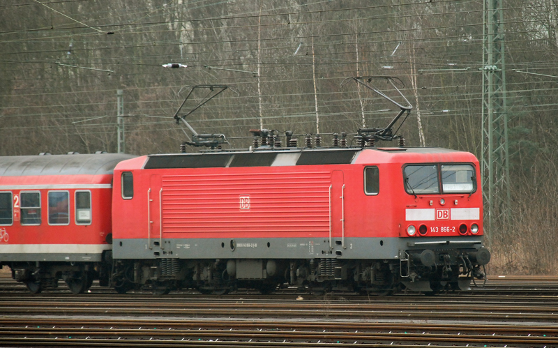 143 866-2, abgestellt mit beiden B�geln am Draht! Aufgenommen am 19.02.11, im Bahnhof Treuchtlingen.