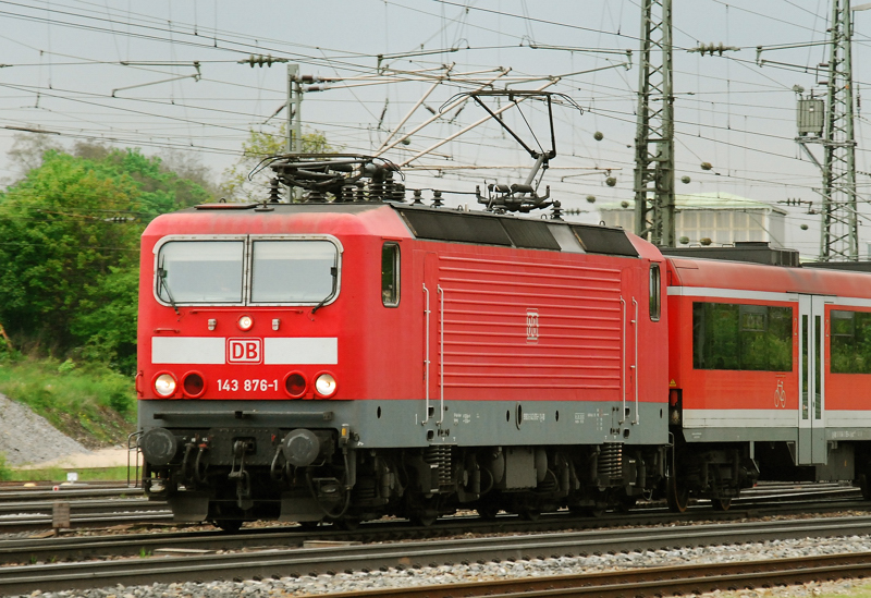 143 876-1, aufgenommen am 15.05.10, bei der Durchfahrt durch Treuchtlingen.