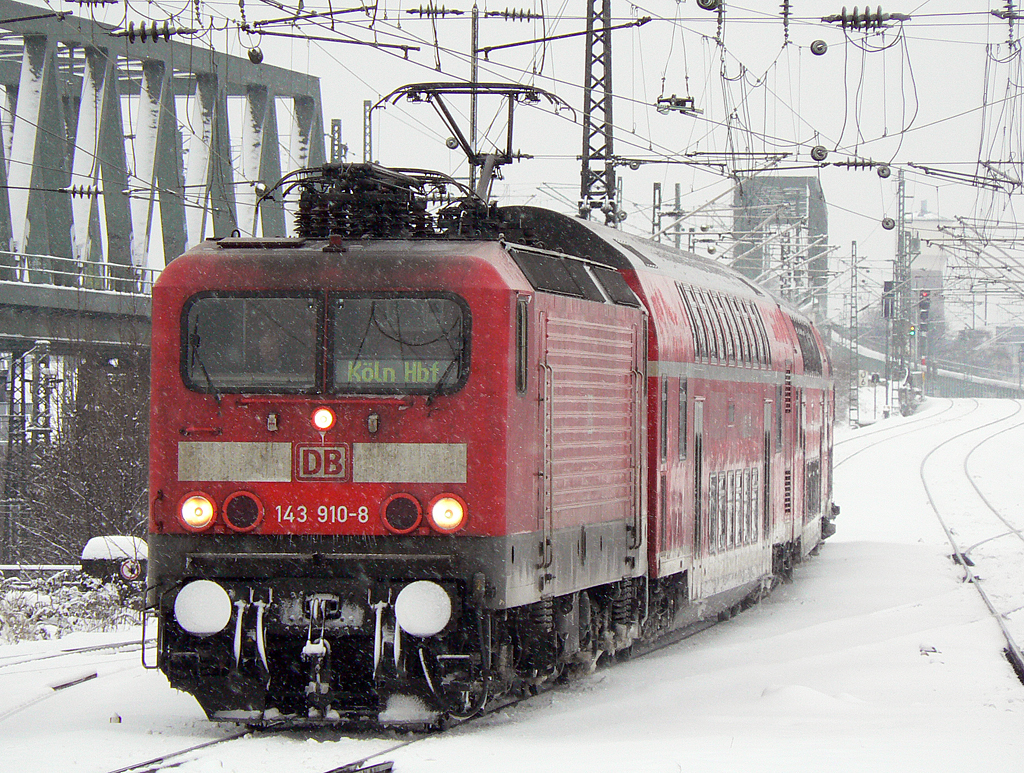 143 910-8 im winterlichen K�ln Messe/Deutz am 24.12.2010