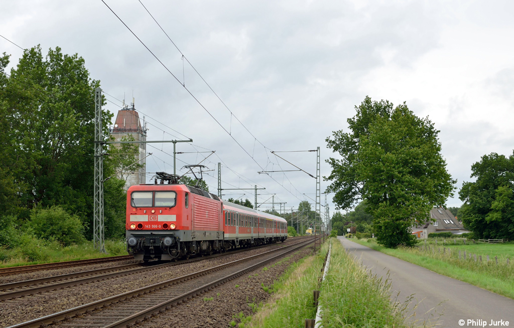 143 966-0 mit der RB 21219 von Neum�nster nach Pinneberg am 30.06.2013 bei Brokstedt.
