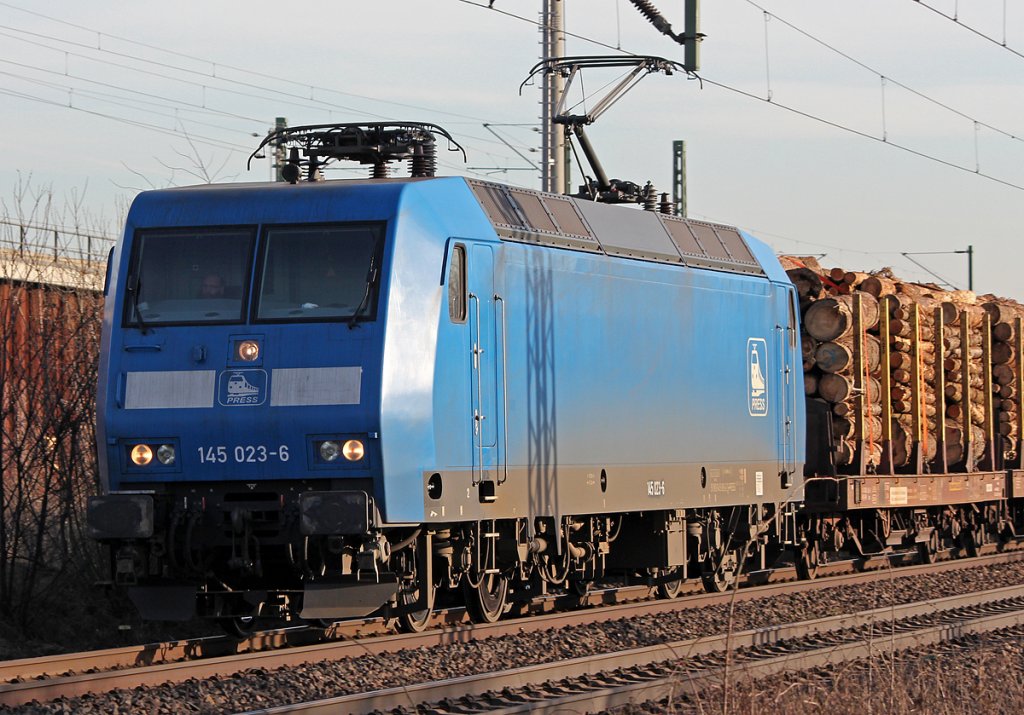 145 023-6 der PRESS mit Holzzug in Porz Wahn am 09.02.2011
