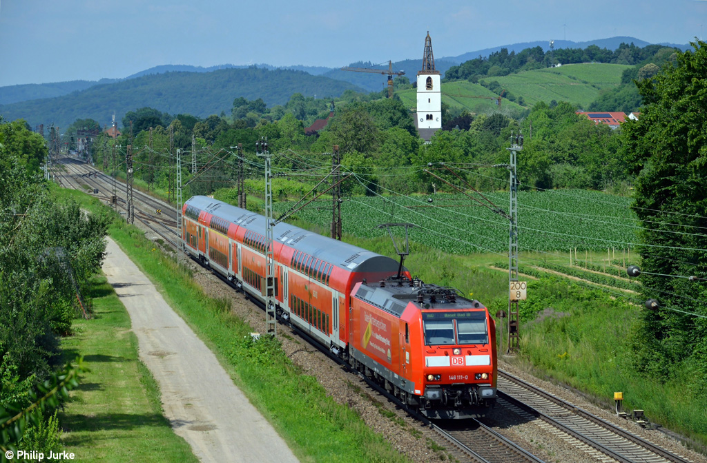 146 111-0 mit dem RE 5343 von Offenburg nach Basel am 06.07.2013 bei Denzlingen.
