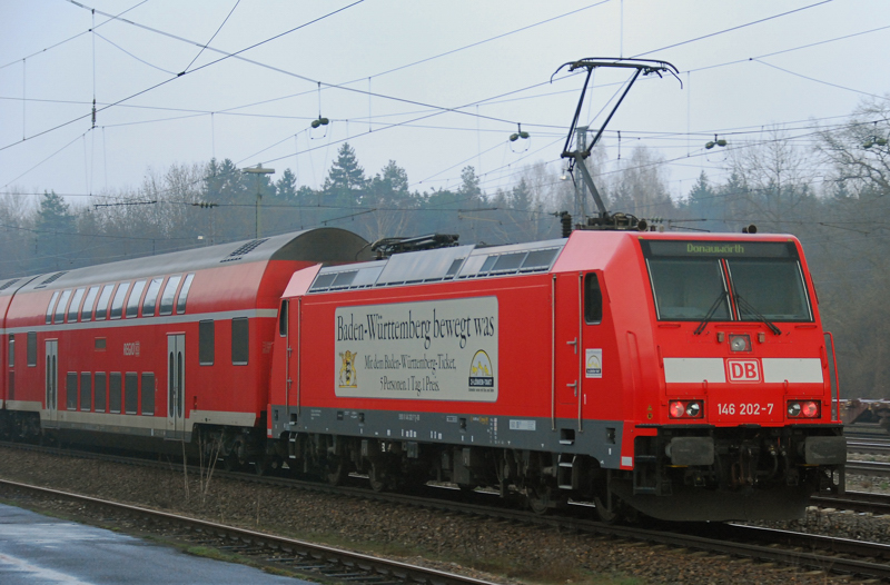 146 202-7, aufgenommen am 26.03.11, bei der Durchfahrt durch Neuoffingen.