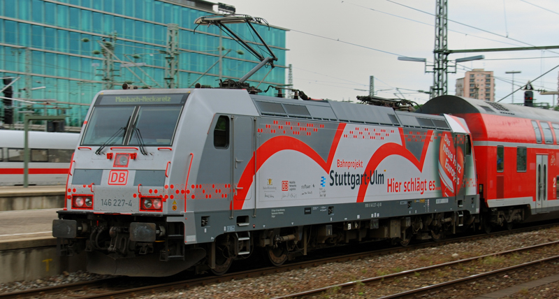 146 227-4, aufgenommen am 11.06.10, bei der Ausfahrt aus Stuttgart Hauptbahnhof.