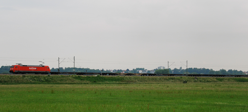 15 066-7, aufgenommen vor einem langen Container-Leerzug am 06.06.11, kurz nach Burgau.
