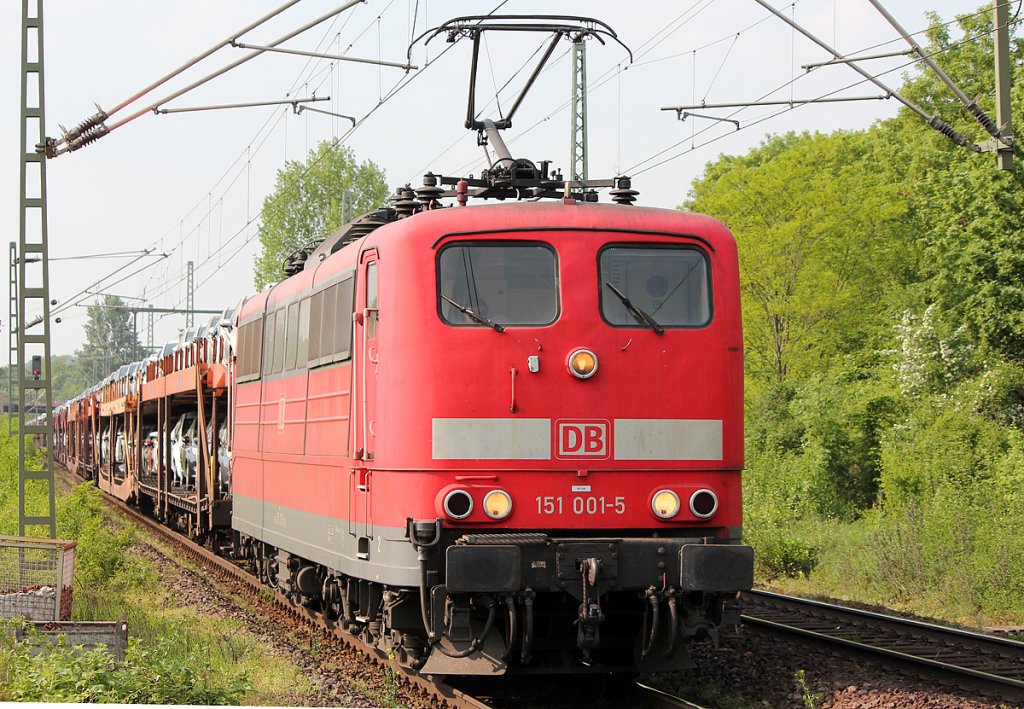 151 001-5 mit Autozug in Bonn Oberkassel am 26.04.2011