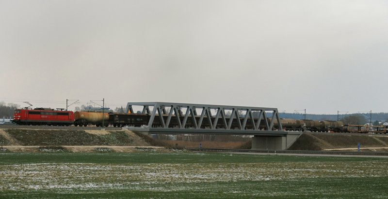 151 003-1, aufgenommen bei der �berquerung der A8 bei Jettingen-Scheppach, Strecke Augsburg-Ulm.
