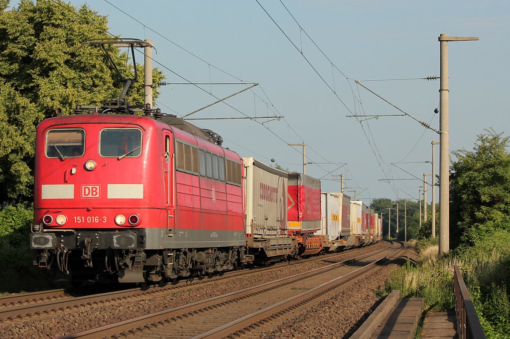 151 016-3 mit KLV Zug bei Br�hl am 26.06.2011