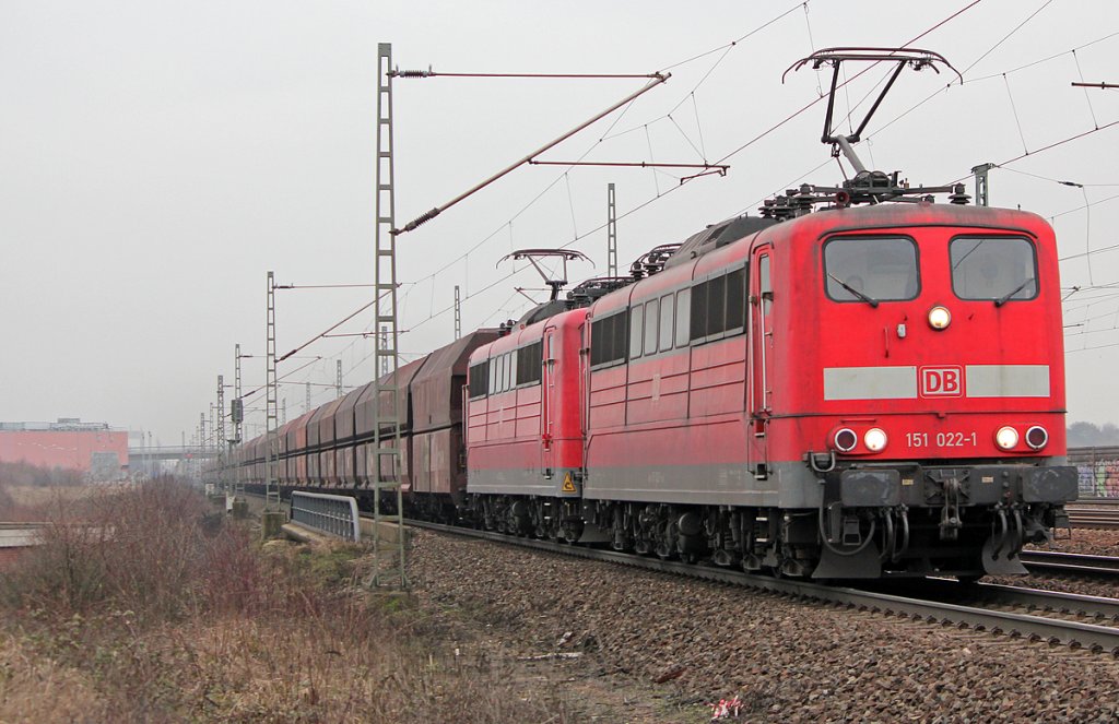 151 022-1 und Schwestermaschine und Kohlenzug kurz vor Porz Wahn am 25.02.2011