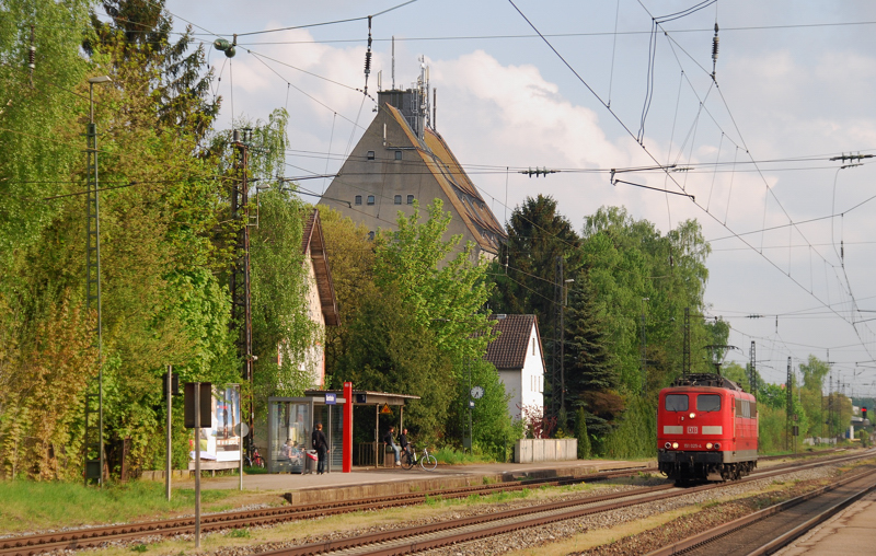 151 025-4, aufgenommen bei einer Solodurchfahrt durch Gersthofen, am 27.04.11.