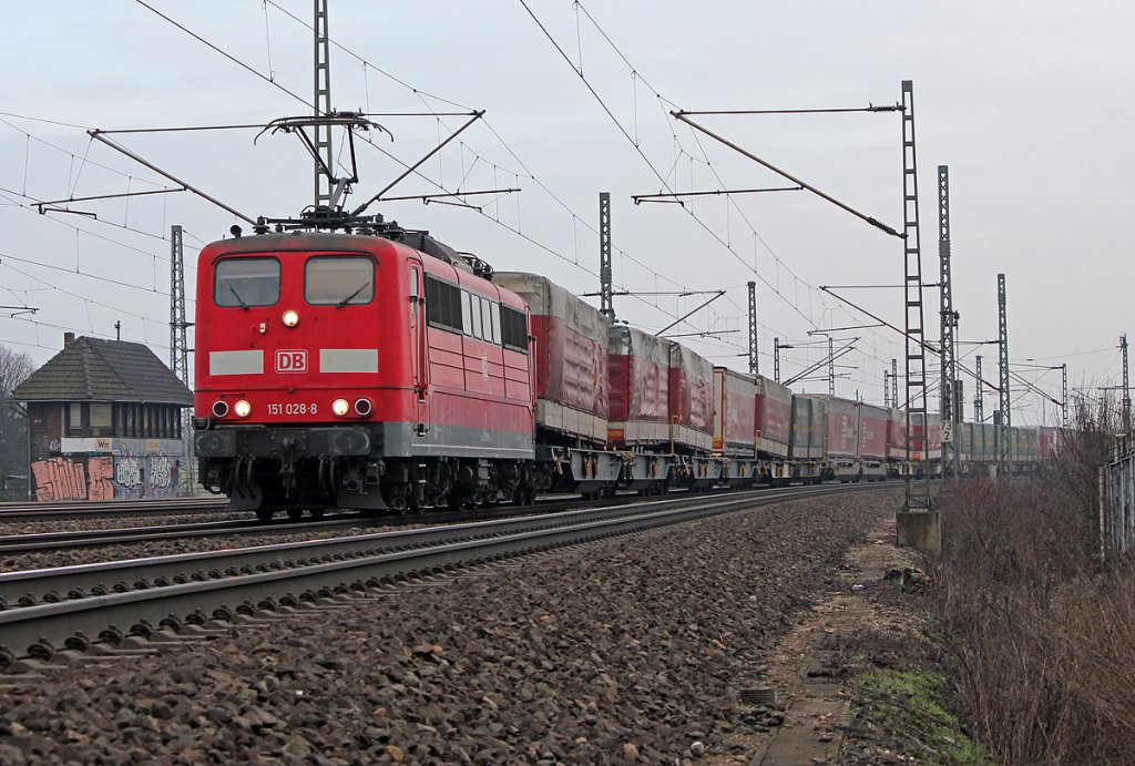 151 028-8 mit SAE/Arcese-Zug hinter vor Porz Wahn am 25.02.2011