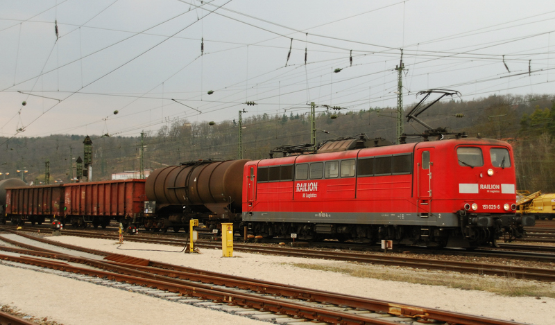 151 029-6, aufgenommen am 31.03.11, bei der Durchfahrt durch Treuchtlingen.
