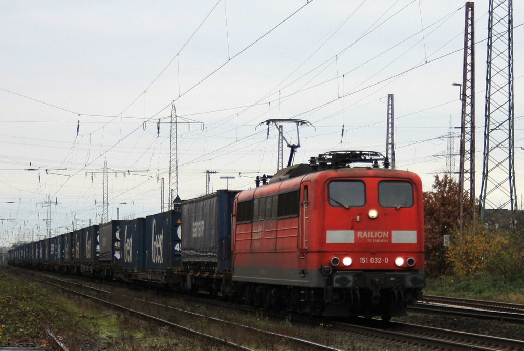 151 032-0 kommt am 17.11.2010 durch Ratingen Lintorf