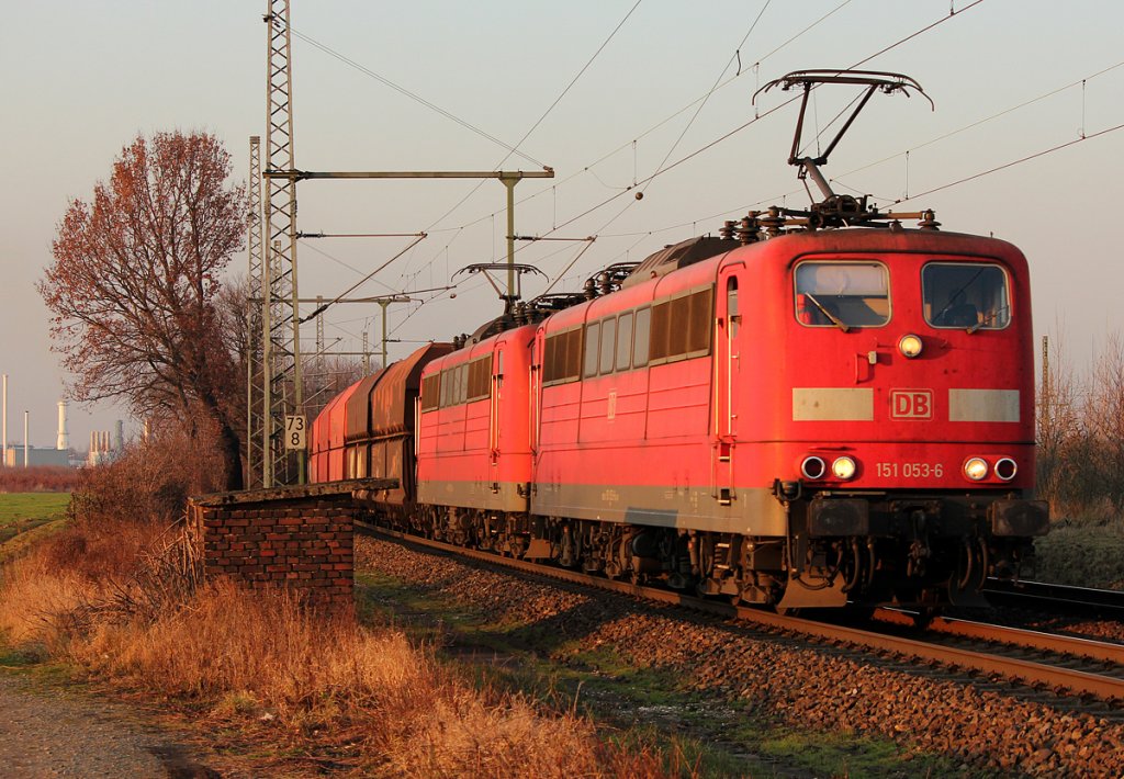 151 053-6 und 151 xxx-x in Porz Wahn am 31.01.2012