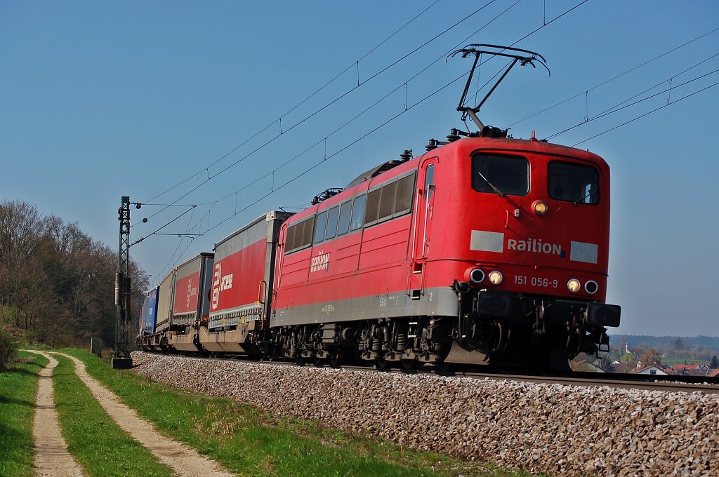 151 056 ist mit einem KLV-Zug unterwegs.
Aufgenommen in Paindorf am 09.04.2011.