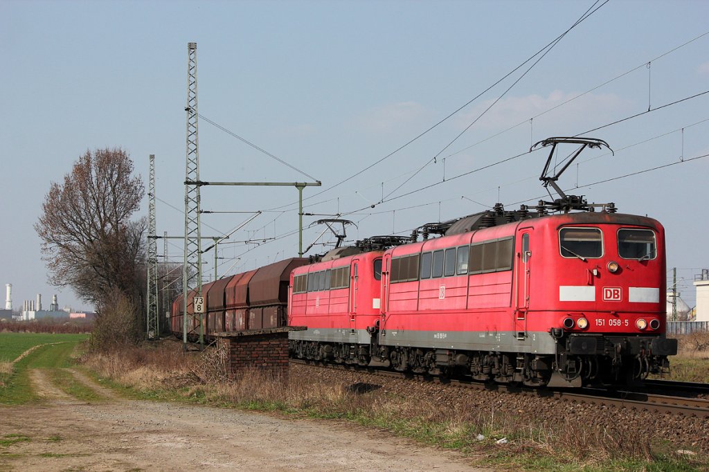 151 058-5 mit 151 xxx-x in Porz Wahn am 23.03.2012