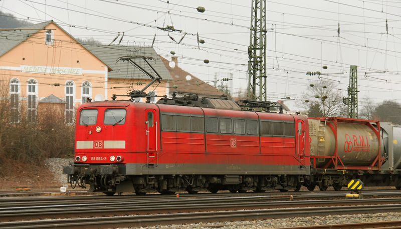 151 064-3, aufgenommen am 19.03.10, bei der Durchfahrt durch Treuchtlingen.