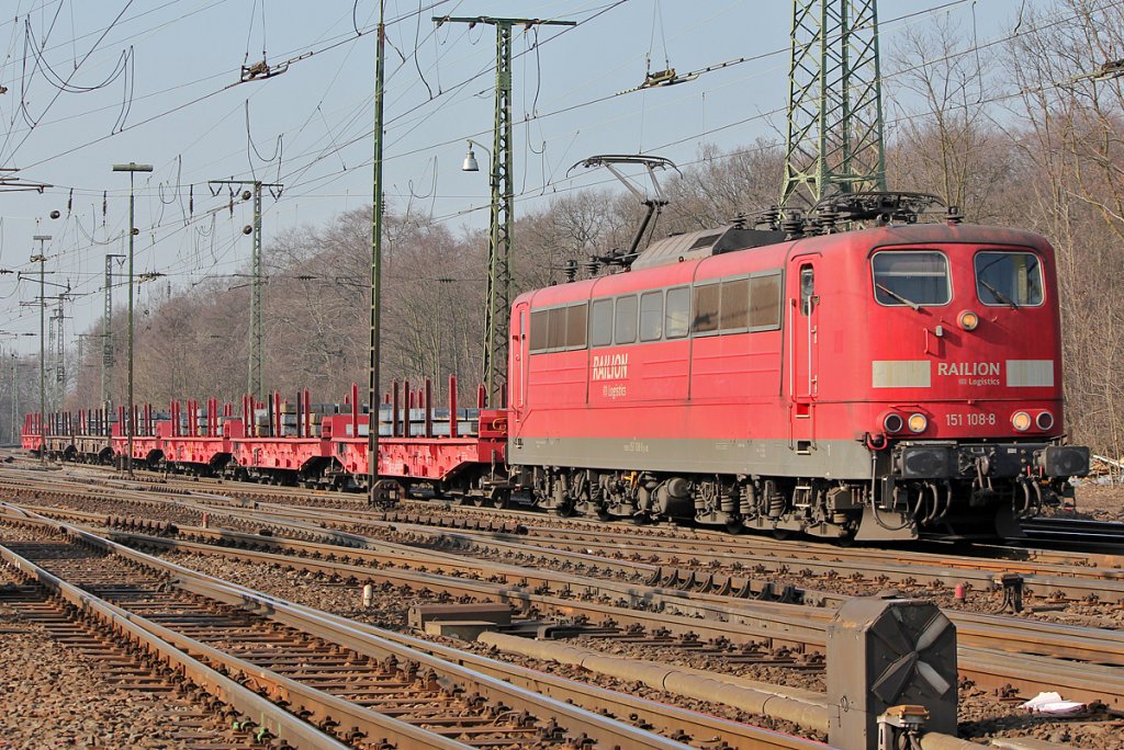 151 108-8 mit kurzem Gz. in Gremberg am 01.03.2011