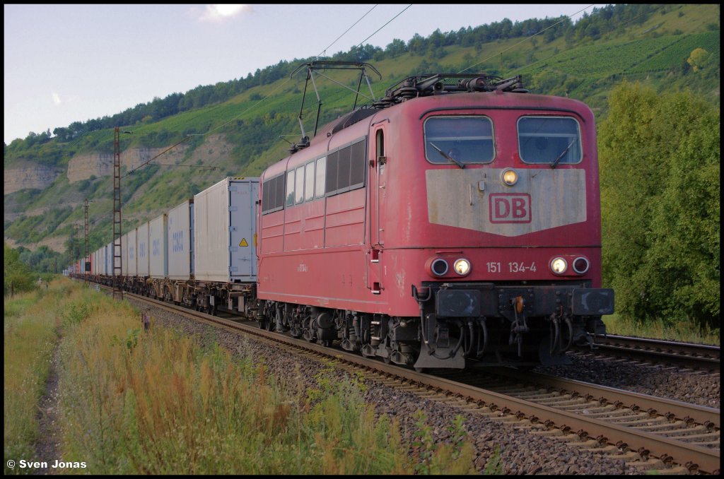 151 134-4 (DB Schenker) in Th�ngersheim am 8.8.2012.