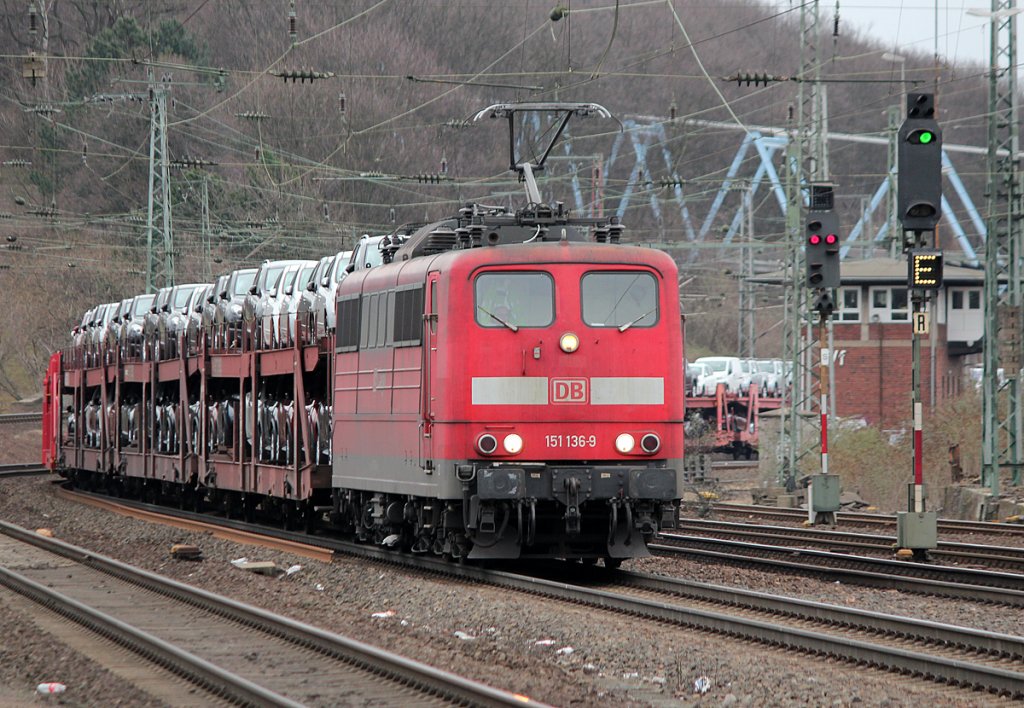 151 136-9 mit Nissan Autozug in K�ln West am 10.03.2011