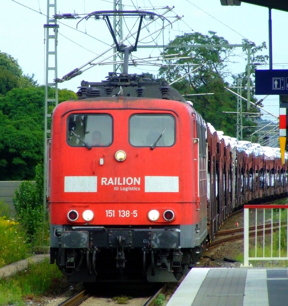 151 138-5 mit mit einem Ganzzug voller Audi&acute;s durchf�hrt am 31.07.2009 den Bahnhof Troisdorf.
