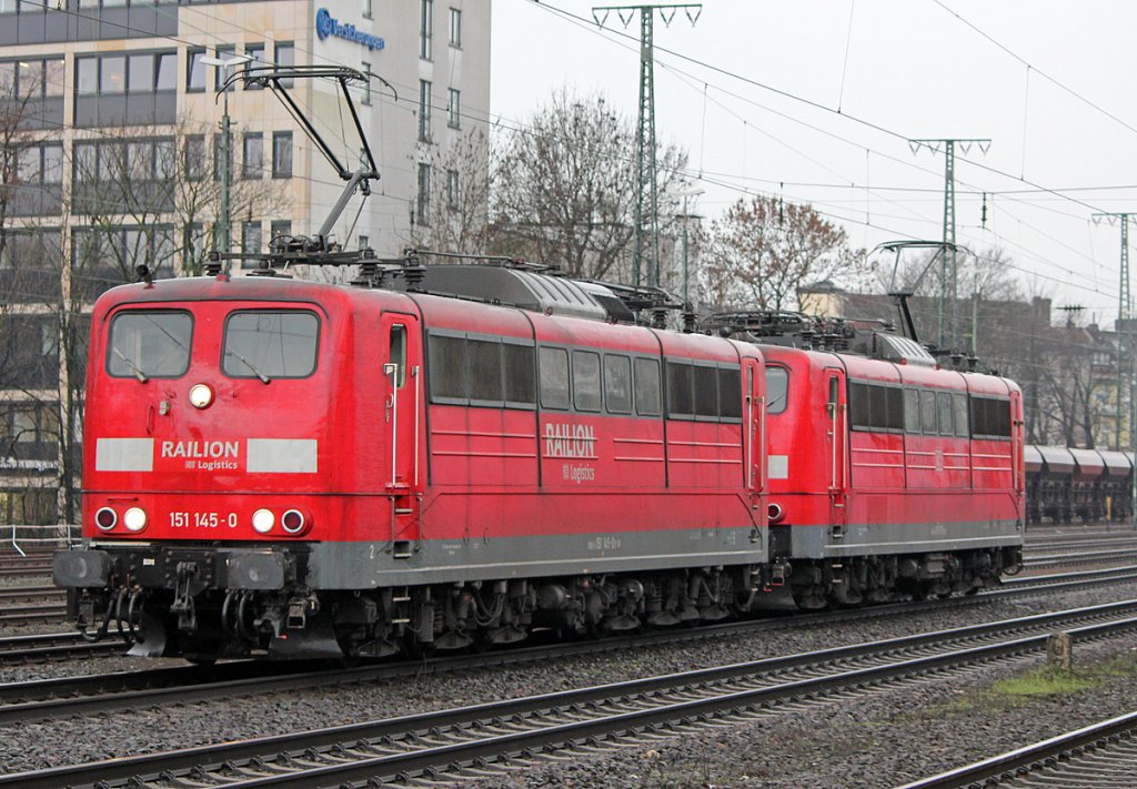151 145-0 mit Schwestermaschine in K�ln West am 11.02.2011