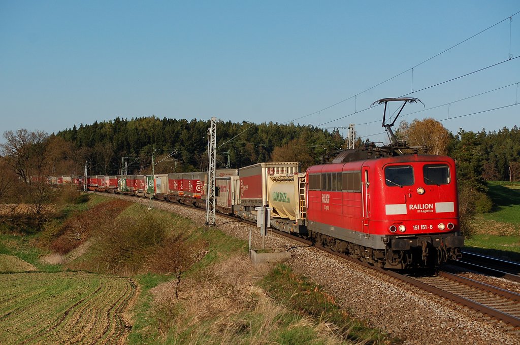 151 151 ist mit einem KLV - Zug nach M�nchen Ost Rbf unterwegs.
Aufgenommen in Paindorf am 09.04.2011.