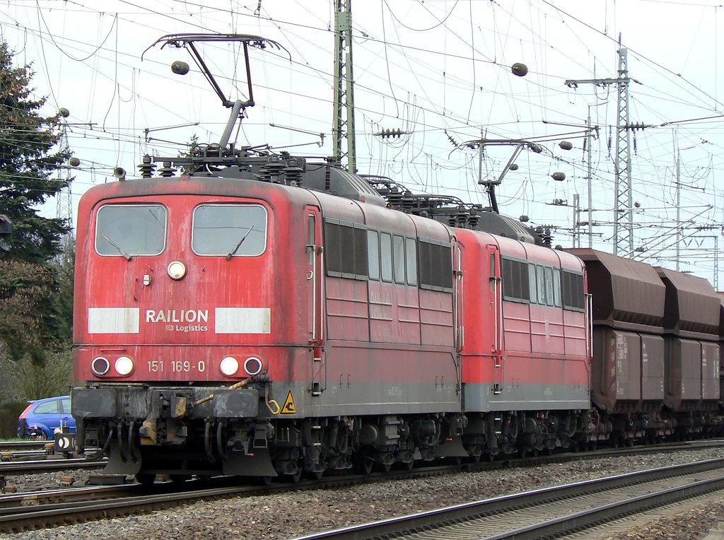 151 169-0 mit dem  Erzbomber  in Gremberg am 30.03.2010