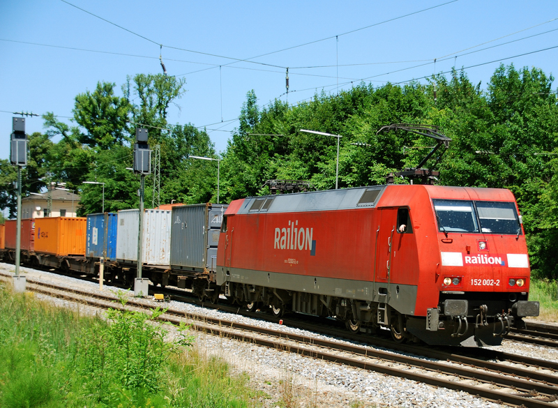 152 002-2, aufgenommen am 28.06.11, bei der Durchfahrt durch A�ling.