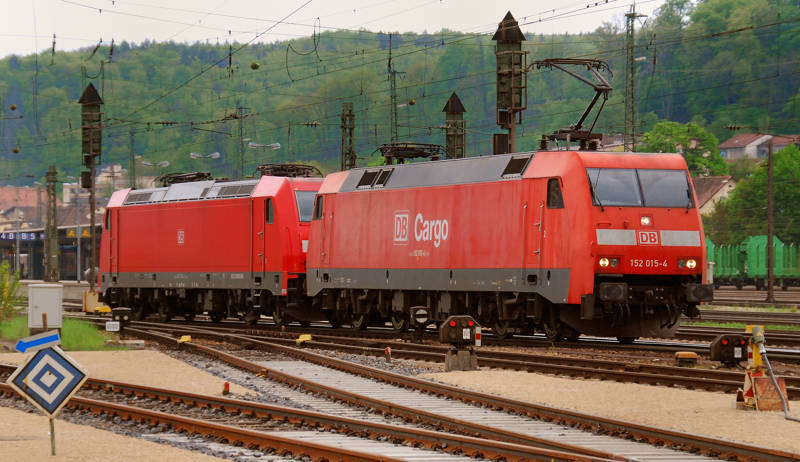 152 015-4, die 185 356-3 kalt am Haken, aufgenommen am 15.05.10, bei der Durchfaqhrt durch Treuchtlingen.