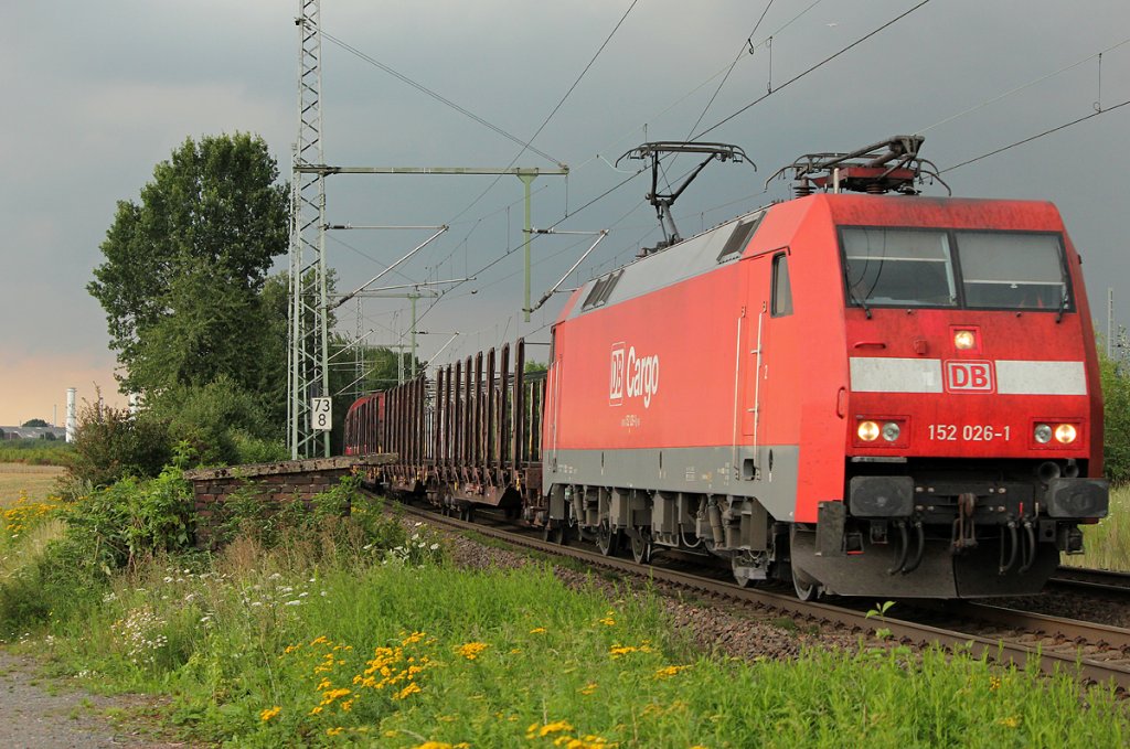 152 026-1 in Porz Wahn am 28.07.2011, wenig sp�ter wurde es  dezent  feucht von oben , inkl. Light & Sound ;-)