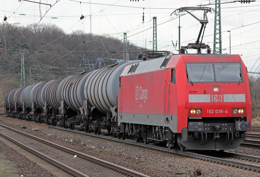 152 039-4 mit Kesselzug in K�ln West am 15.02.2011