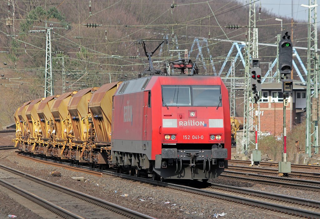152 041-0 mit DB Schotterzug in K�ln West am 11.03.2011